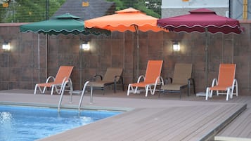 Una piscina al aire libre (de 07:00 a 21:30), sombrillas