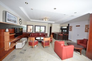 3 bars/lounges, poolside bar - Alphaplus Apartments (Abuja)
