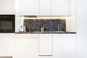 Deluxe-studiosviitti | Yksityinen keittiö | Jääkaappi, uuni, liesi, astianpesukone