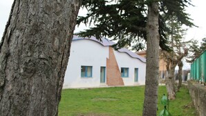 Un edificio con facciata bianca e un tetto triangolare particolare.