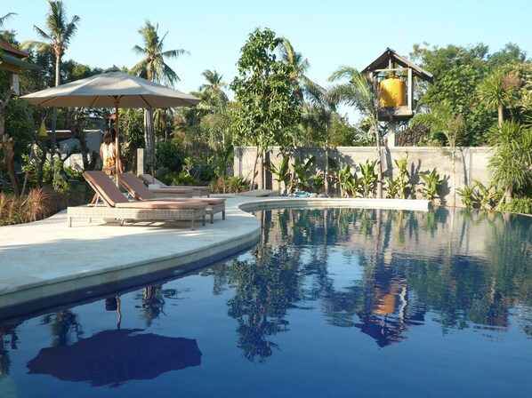 Außenpool, Liegestühle