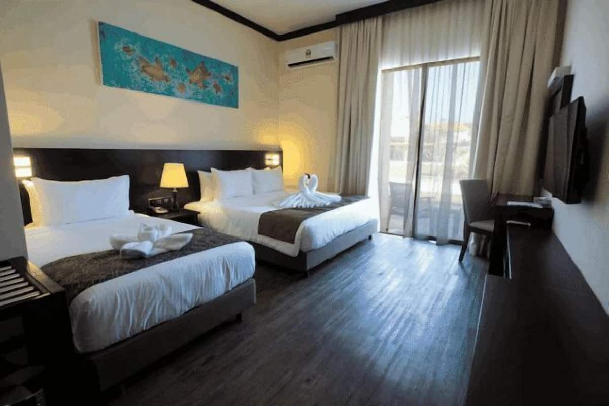 Cofres nos quartos, escrivaninha, quartos à prova de som