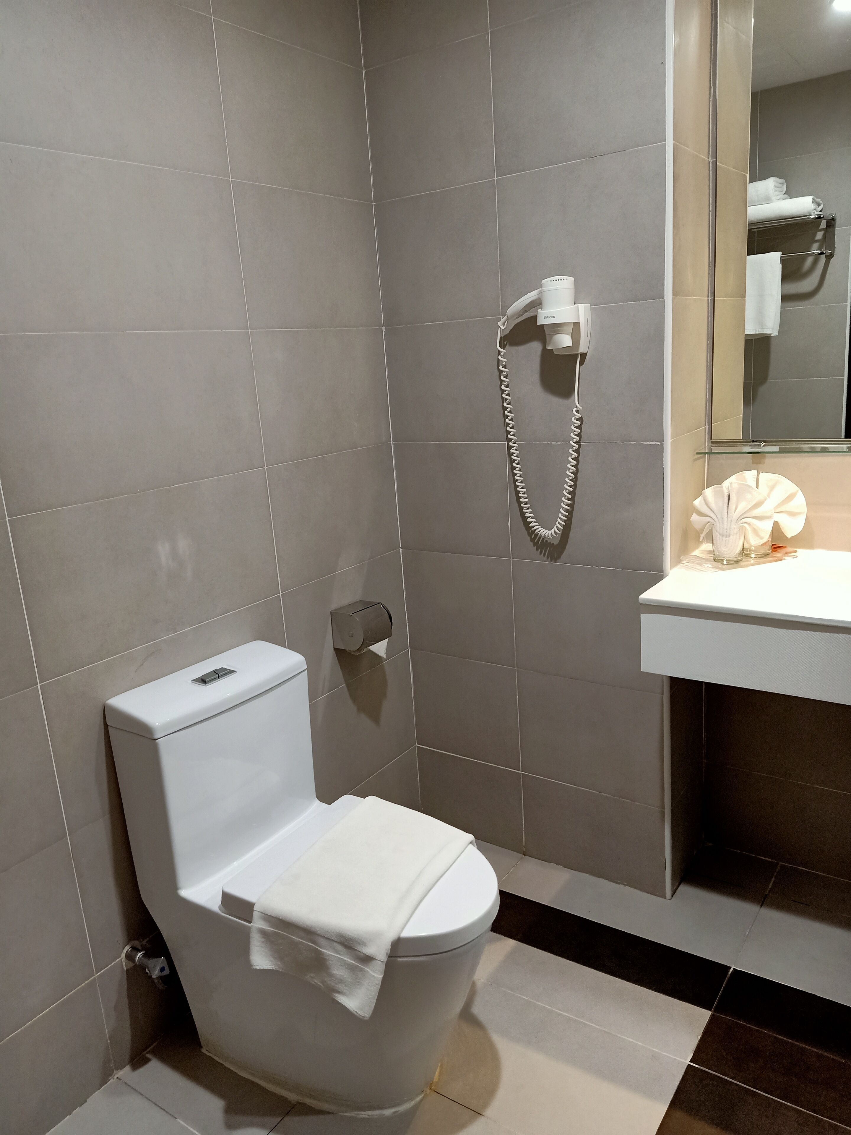 shower, free toiletries, hair dryer, slippers