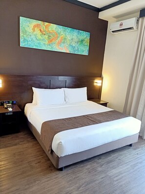 Camera Superior, 1 letto king, vista mare | Una cassaforte in camera, una scrivania, insonorizzazione
