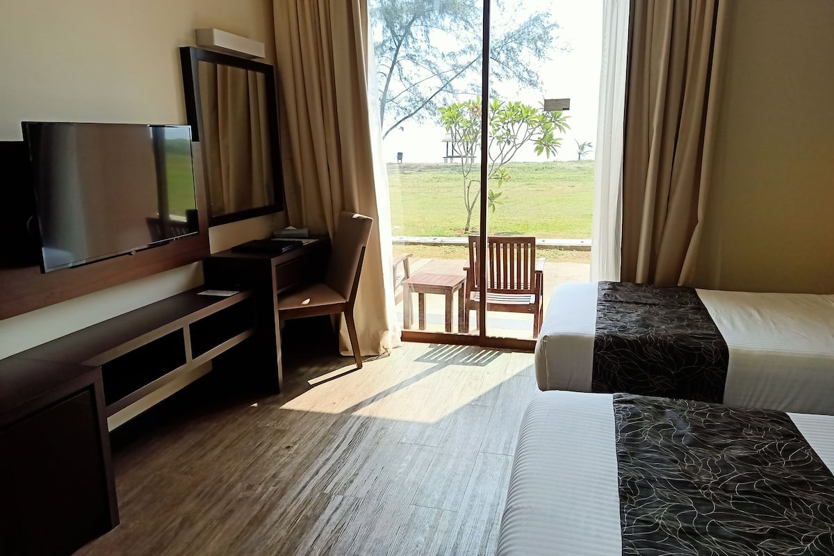 superior room, 2 single beds, sea view | in-room safe, desk, soundproofing, iron/ironing board