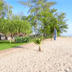 Bãi biển riêng, cát trắng
