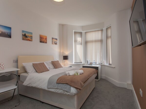 Superior Double Room, Ensuite (With TV) - Crewe Rooms Westminster Street (Crewe)