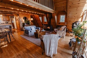 TV, fireplace, stereo - Treehouse · Shasta A Frame Cabin with a View (Shasta County)