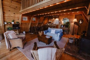 Fernseher, Kamin, Stereoanlage