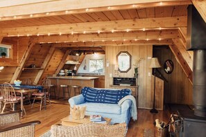 TV, fireplace, stereo - Treehouse · Shasta A Frame Cabin with a View (Shasta County)