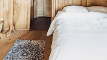 2 bedrooms, iron/ironing board, travel cot, WiFi