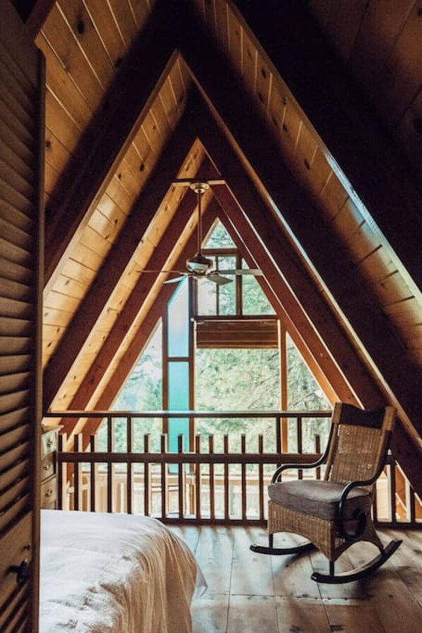 2 bedrooms, iron/ironing board, travel cot, WiFi