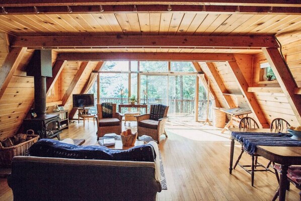 Fernseher, Kamin, Stereoanlage