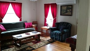 Smart-tv, dvd-afspiller, bøger, videobibliotek