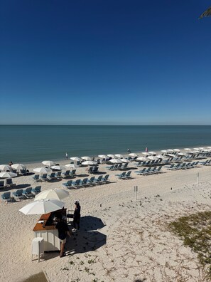 Plage, chaises longues, serviettes de plage