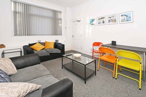 House, Ensuite | Lounge - Townhouse @ 20 Camm Street (Crewe)