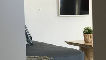 Leilighet, 2 soverom, terrasse | Oppholdsrom | Smart-TV