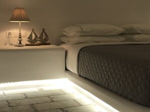 Appartement, 1 slaapkamer | Een bureau, geluiddichte muren, een strijkplank/strijkijzer, gratis wifi