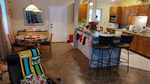Dining - Country home in friendly neighborhood surrounded by forest (Flagstaff)