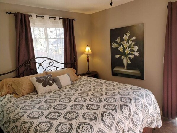 3 slaapkamers, een strijkplank/strijkijzer, gratis wifi, beddengoed