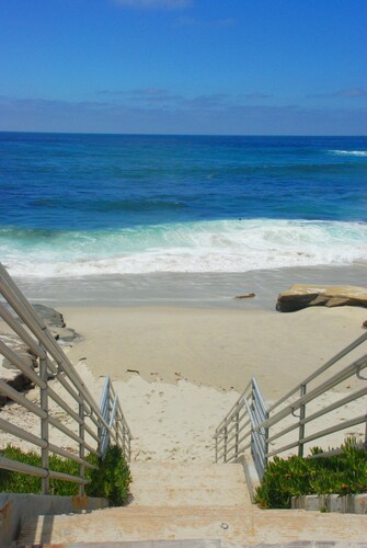 Beachcombers Hideaway, koiraystävällinen, suljettu terassi, 1 kortteli rannalle