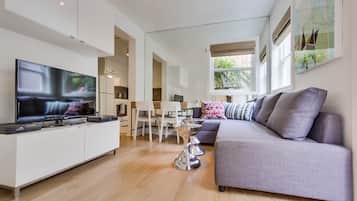 Fernseher, DVD-Player, Bücher, Stereoanlage