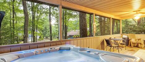 Outdoor spa tub