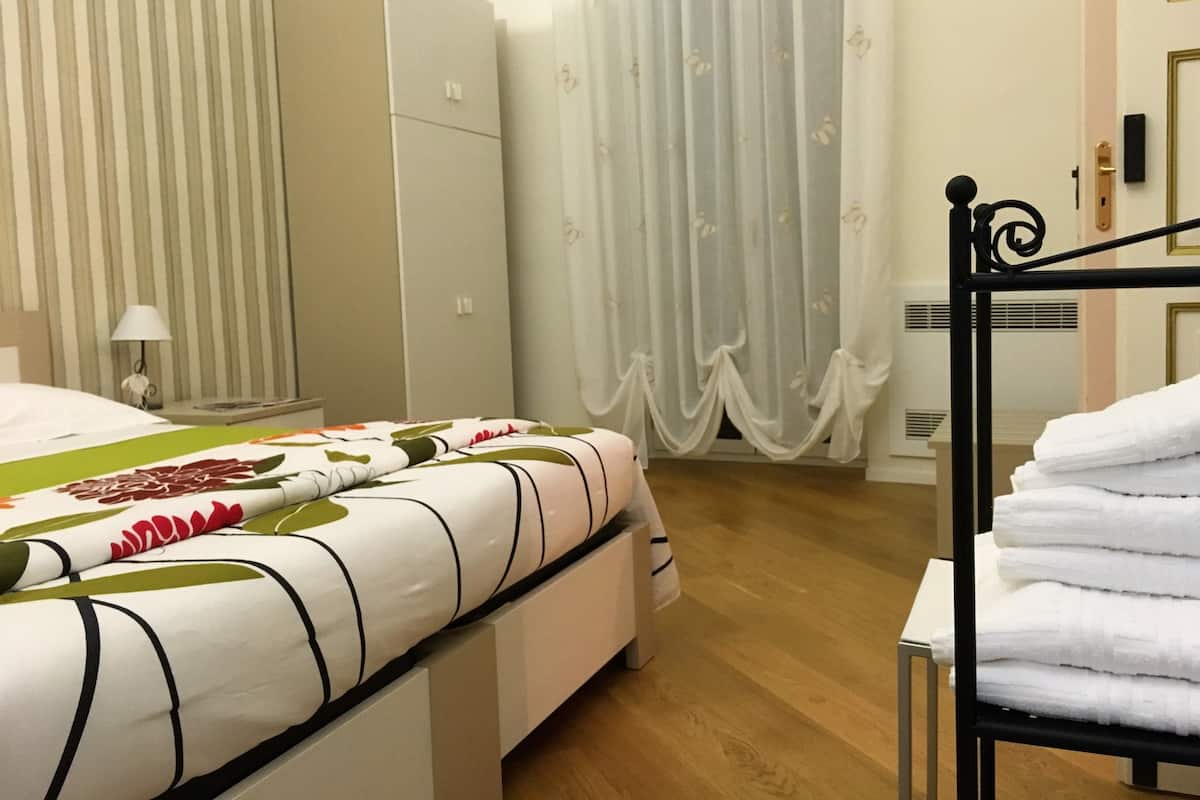 Appartement Familial, balcon (La Pace) | Bureau, chambres insonorisées, Wi-Fi gratuit, draps fournis