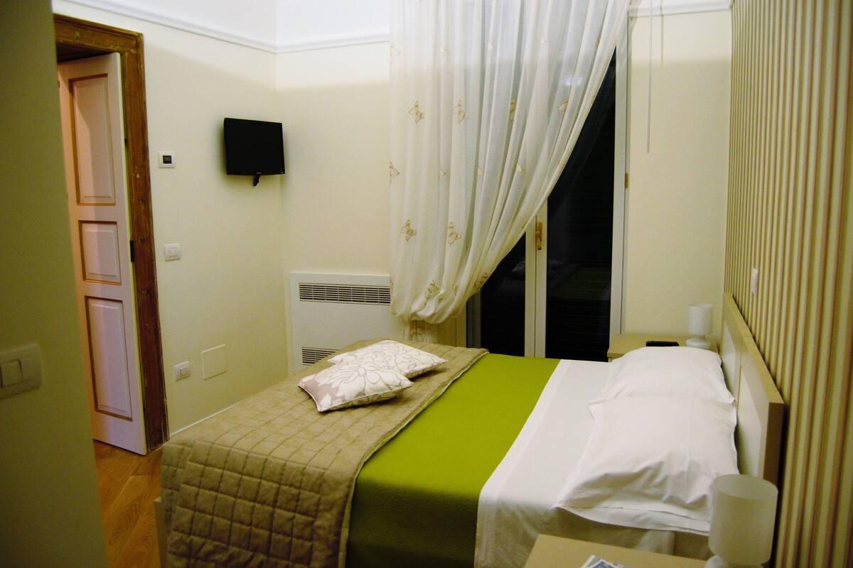 Chambre Triple Classique, balcon (La Sorpresa) | Bureau, chambres insonorisées, Wi-Fi gratuit, draps fournis