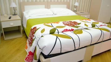 Desk, soundproofing, free WiFi, bed sheets