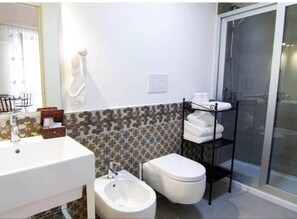 Dusche, kostenlose Toilettenartikel, Haartrockner, Bidet