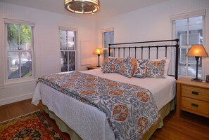 4 slaapkamers, een bureau, een strijkplank/strijkijzer, reisbedje