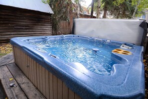 Outdoor spa tub - Historic Elk Ave Haven, Hot tub, Town of CB. (Crested Butte)