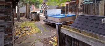 Casa histórica de 4 dormitorios en Crested Butte. Completamente renovado con bañera de hidromasaje! 1 cuadra de transporte gratuito