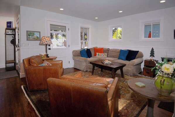 TV, fireplace, DVD player, offices