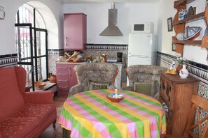 Daily continental breakfast (EUR 2.5 per person)