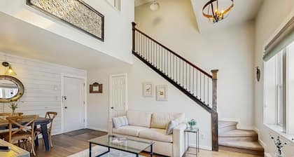 Luxury studio loft in historic downtown - close to hiking & downtown attractions