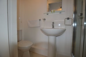 Basic Room, 1 Bedroom, Non Smoking | Bathroom | Free toiletries, hair dryer, towels