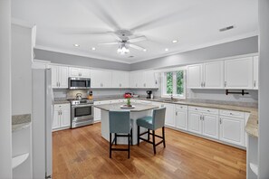 ثلاجة، ميكروويف، فرن، موقد طهي مسطح