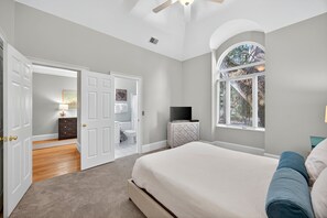 4 عدّة غرف نوم ومكواة/لوح كي وواي فاي وملاءات أسرّ�ة