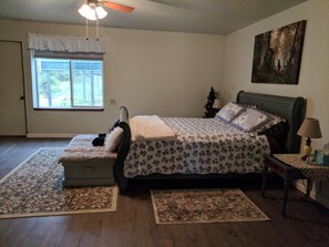 3 slaapkamers, een strijkplank/strijkijzer, gratis wifi, beddengoed