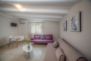 베이직 아파트, 발코니 | 거실 공간 | 디지털 채널 시청이 가능한 24인치 평면 TV, TV