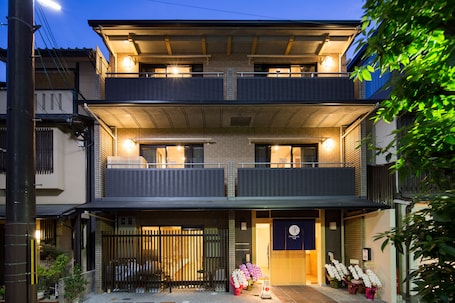 Fachada de la propiedad por la tarde o noche