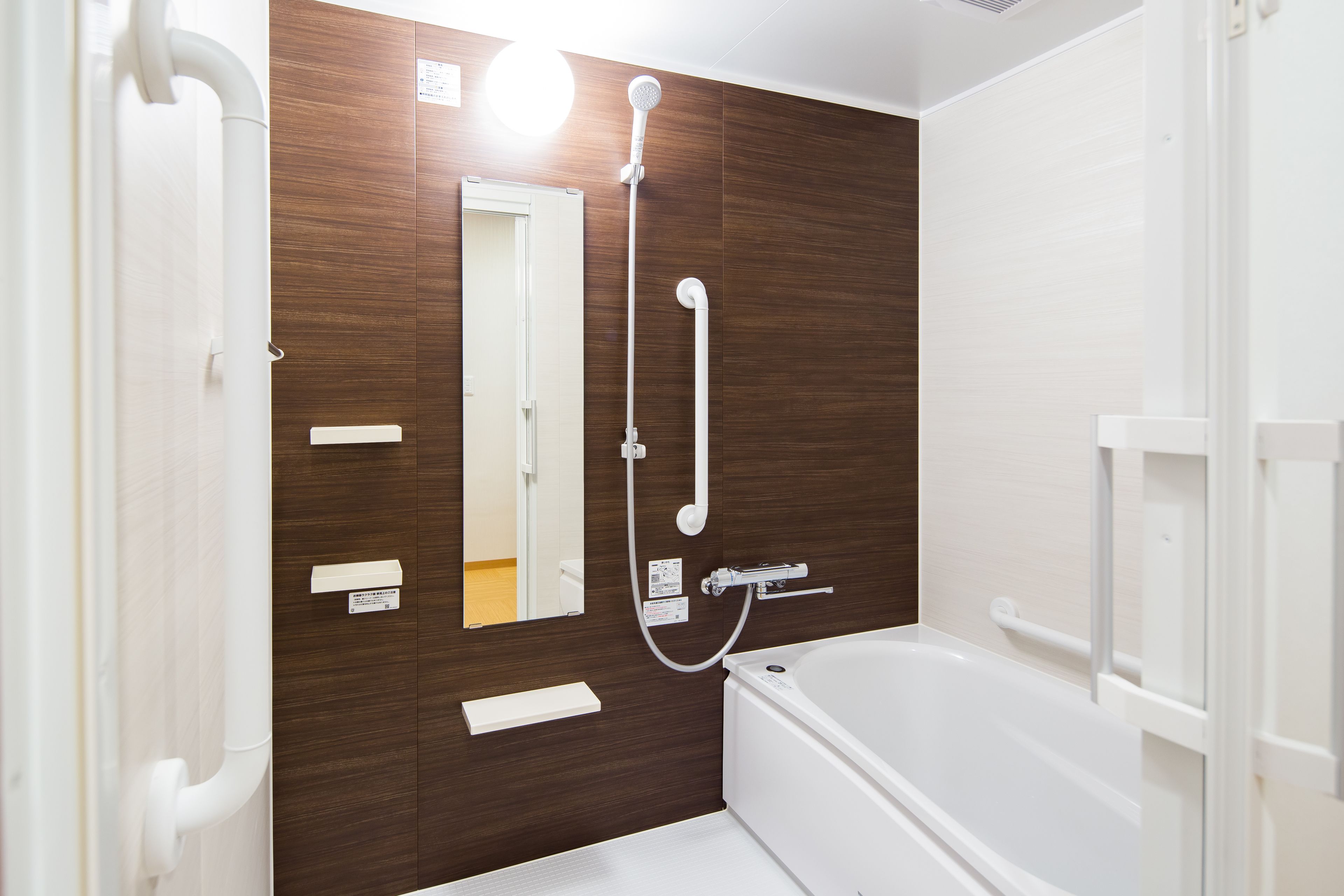 Vòi sen/bồn tắm kết hợp, đồ dùng nhà tắm miễn phí, máy sấy tóc 