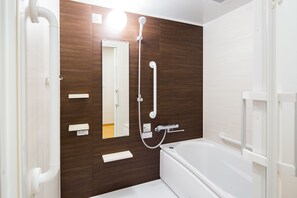 Combined shower/bathtub, free toiletries, hair dryer, slippers