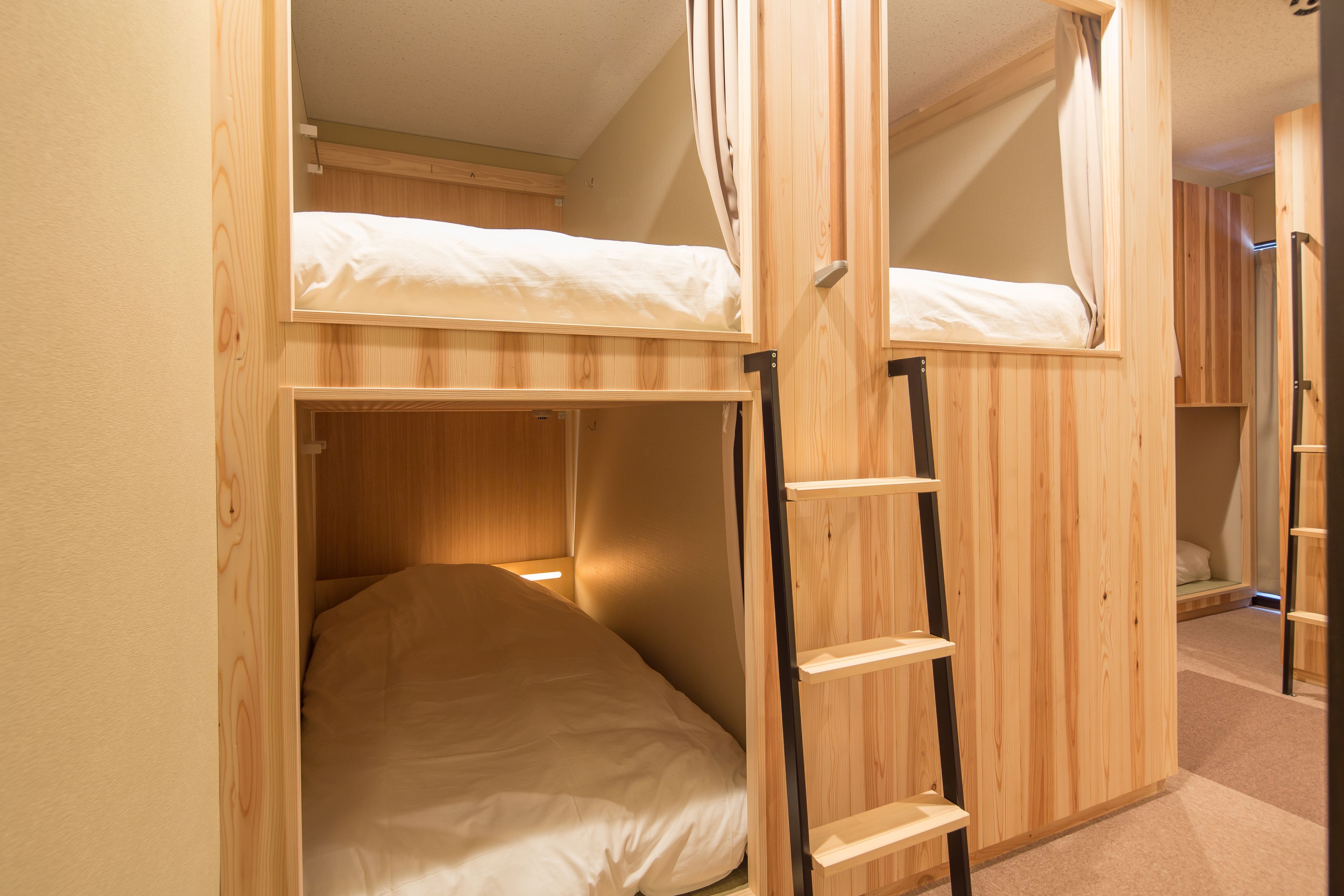 Habitación con literas y una escalera que lleva al catre superior.