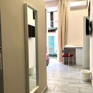 Habitación triple, balcón | Servicio de la habitación