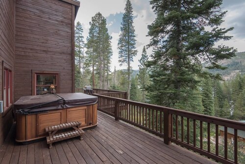 DonnerDayz.com Large + Luxury Home + Salt Water Hot Tub +  New Purple Mattresses