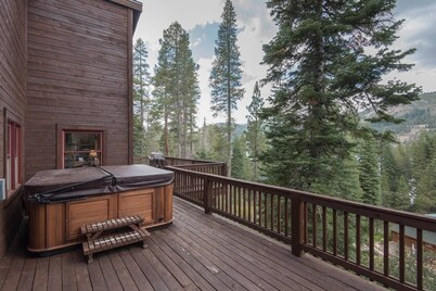 DonnerDayz.com Large + Luxury Home + Salt Water Hot Tub + New Purple Mattresses