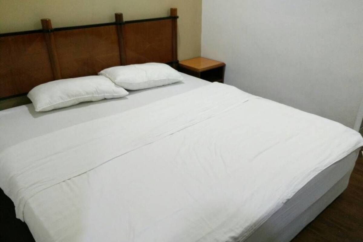 Habitación estándar con 2 camas individuales (Sharing ) | Escritorio, tabla de planchar con plancha y wifi gratis